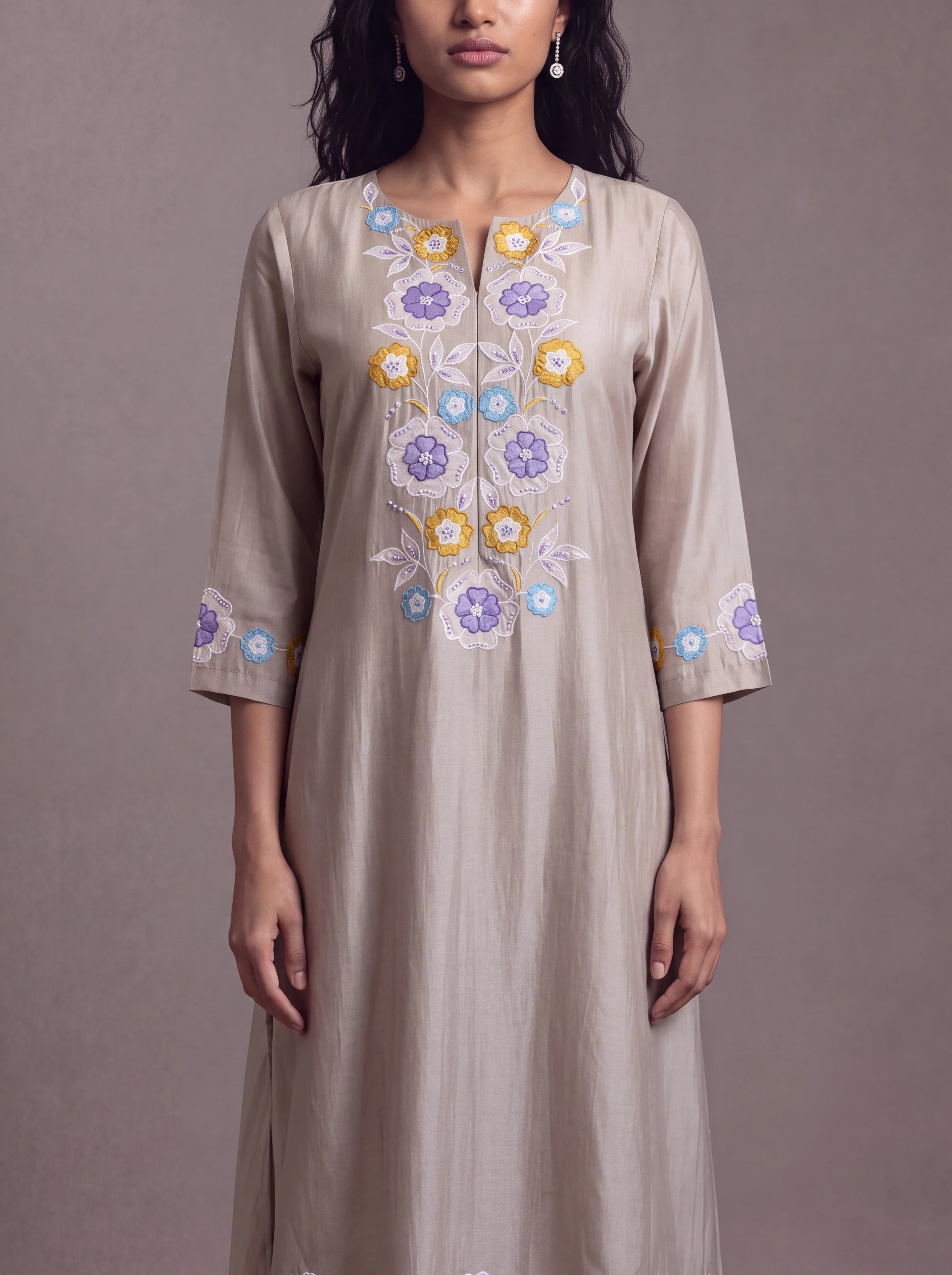 Grey chanderi kurta set with floral patchwork and khat embroidery Secondary image